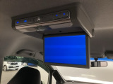 リア席モニターがあれば、後部座席でも大画面で映像を楽しめます。