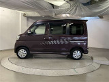 助手席側は電動スライドドアになってます。運転席やキーのリモコンで開閉できるので手が塞がっていても楽に積み降ろし出来ますよ。