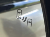 【ブラインドスポットモニター】走行中、ドアミラーの死角になりやすい箇所に後続車が接近するとサイドミラーのレンズに警告を表示!ドライバーに注意喚起をしてくれます。