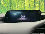 【8.8インチマツダコネクト】車内の雰囲気にマッチした大型のディスプレイ。スマホ接続でのナビ使用やBluetooth再生等、様々な機能が楽しめます。直感的なダイヤル操作が可能で、使い勝手も良好です。