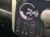 【オートエアコン】一度お好みの温度に設定すれば、車内の温度を検知し風量や温度を自動で調整。暑い&hellip;寒い&hellip;と何度もスイッチ操作をする必要はありません。快適な車内空間には必須の機能ですね♪