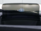 ヘッドアップ・ディスプレイ :現在の車速やナビゲーション・システムによるルート案内の矢印表示など、さまざまな情報をフロント・ウインドーに投影することで、ドライバーの視界内に表示します。