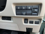 運転席の右下に各種スイッチがまとめられています。