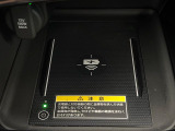【ワイヤレス充電】車のワイヤレス充電は、スマートフォンを充電パッドに置くだけで簡単に充電できる便利な機能です。ケーブルが不要なので車内がすっきりし、運転中でも安全に使えます。
