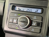【オートエアコン】一度お好みの温度に設定すれば、車内の温度を検知し風量や温度を自動で調整。暑い&hellip;寒い&hellip;と何度もスイッチ操作をする必要はありません。快適な車内空間には必須の機能ですね♪