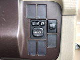 【電動格納ミラー】サイドミラーは電動格納式となっており、狭い駐車場でもキズがつくリスクを抑えられます。