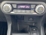 オートエアコン搭載車です。風量を自動で調節します。