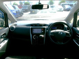 大きなフロントガラスで広々とした視界の運転席まわりです。