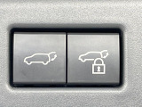 【パワーバックドア】スマートキーや運転席のボタンを押すだけでリアゲートが自動で開閉します!荷物を持っている時や、高い位置にあるバックドアを閉める際に便利な機能です♪