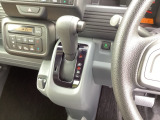 【eコンスイッチ】低燃費運転をサポートするECONモード。スイッチをONすると、エンジンやトランスミッション、A/Cなどを協調制御し、燃費の向上に貢献。エコドライブの効果を高めます。