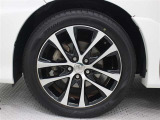 純正アルミホイールは精度が高く、走行の安定性が優れています。タイヤサイズ225/50R18