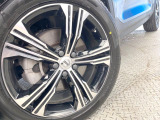 ●純正19インチアルミホイール:輸入車ならではの卓越した走りを支えるホイールと足回りです!日本車の走りに慣れている方にもぜひ体感して頂きたいほど、高いレベルでまとまっています!