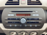 専用パネルでスッキリとしたデザインのAM/FM/CDデッキ搭載しています