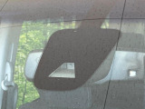 【エマージェンシーブレーキ】走行中に前方の車両等を認識し、衝突しそうな時は警報とブレーキで衝突回避と被害軽減をアシスト。より安全にドライブをお楽しみいただけます。