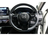 運転中もハンドルでの操作が可能です。特に高速道路等の目が離せない運転時には、便利さだけでなく、安全性も兼ね備えております。