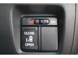 片側パワースライドドア付で、挟み込み防止機能によりお子様の乗り降りも安心!車内・車外のドアハンドルからはもちろんのこと運転席スイッチやリモコンキーからも開閉操作が可能で大変便利な装備となっております!