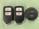 スマートキーを装備しています。鍵を差し込むことなくドアロックの開け閉めと、スタートボタン操作でのエンジンスタートができます。加えて、純正リモコンエンジンスターター用の操作キーもついています。