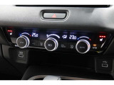 運転席と助手席の温度設定の変更が可能な左右独立タイプのデュアルエアコンです♪♪♪暑がりな人・寒がりな人も誰もが車内を快適にお過ごしいただけます♪♪♪
