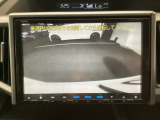 後方確認はお任せ! リアカメラ装備でバック駐車をサポートします。