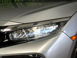 【LEDヘッドライト】悪天候や夜間走行時も良好な視界を確保し安心して運転できる高輝度LEDヘッドライトを装備!点灯速度が早く、消費電力も抑えられています。