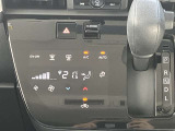フルオートエアコン搭載。温度設定だけで、車内はいつも快適な空間を維持できます。