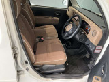 運転席まわりです。運転席からの視界が左右に広く隅々まではっきりと見渡せます!クルマの前端も把握しやすく安心して運転できます!