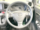 インテリアに合わせたデザインのステアリングは、運転される方のことも考え、運転しやすい形状、大きさです。是非一度、実際に触ってお確かめください。