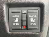 【両側パワースライドドア】スマートキーや運転席のスイッチで後席両側スライドドアの開閉が可能♪電動だから力を入れてドアを開ける必要が無く、小さなお子様でも簡単に開け閉めでき快適です♪