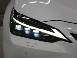 LEDヘッドランプにはアダプティブハイビームシステム「AHS」を採用。光検出カメラで車両検出をし、先行車や対向車に直接ハイビームを当てないように部分遮光します。