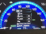 【ブラインドスポットモニター】隣の車線を走る車をレーダーで検知。ドアミラーでは確認しにくい後方エリアの車を検知して、ドアミラーに搭載されたLEDインジゲーターが点灯して注意を喚起してくれます。