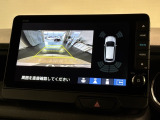 リバースギアに入れるだけで後方の表示へ切り替わります。夜間や雨の日の駐車も楽になりますよ。