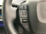 運転中、オーディオの操作をしてて、ハッとしたことはありませんか?ステアリングスイッチは、運転中でもハンドルでオーディオの操作が可能です。安全なドライブをサポートします。