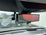 後方視界をクリアに映し出してくれるスマートルームミラー。
