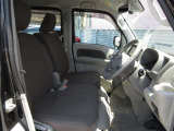 ゆとりの空間を確保。運転席は様々な体型のドライバーを想定しており、ドライビングポジションの調整が可能です。