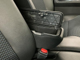 【フロントセンターアームレスト(ボックス付き)】運転席と助手席の間には、小物が収納できるボックス付のアームレストが装備!必要な物をぱっと取り出せて車内もスッキリです♪