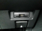 運転席から手の届く位置に ETC2.0付いております。高速道路の料金所もスムーズに通過できますよ♪