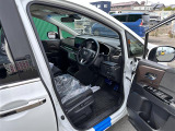【運転席】座り心地が良いシートなので長時間の運転でも快適にお過ごしいただけます。新品のフロアマットのご注文も可能です。掲載箇所以外にご希望の写真がございましたらお気軽にお問い合わせ下さい。