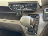 運転席&助手席にシートヒーター機能付き☆エアコンはオートエアコンです!温度調節が細かくでき全席に快適な空間を届けます(*&rsquo;▽&rsquo;)シフトも一緒の位置に付いているので、操作もしやすいですよ☆