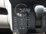 オートエアコンですので、車内を快適な空間に出来ます♪   操作はタッチパネル式ですので爪の長い方でも安心して操作して頂けます!