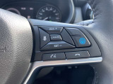 【プロパイロット】高速道路でアクセル、ブレーキ、ステアリング操作をクルマがサポート。高速走行におけるドライバーの負担を軽減します。その下には、携帯電話用ハンズフリースイッチが並びます。