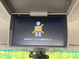 【フリップダウンモニター】大画面モニターで後席でもエンタメをお楽しみいただけます。小さなお子様にも大人気の装備です♪