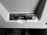 【ETC車載器】は、ビルトインタイプですっきり収納され、見た目も使い勝手も満足のアイテムです。