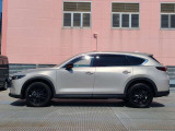 純正アルミで全体的にデザインがまとまっています。車も人も、オシャレはまずは足元からですね。さらにホイールはブラックトーンエディション専用となっております。