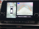【アラウンドビューモニター】車を上から見下ろしているかのような映像で周囲の状況がひと目で確認、狭い駐車場に駐車するときも安心です♪