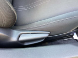 マツダの考える理想的なシートポジションに調整できます。アクセル・ブレーキ・ステアリングが自然に操作できる位置に配置され、長時間の運転でも疲れにくいシート設計となっております。