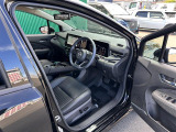 【運転席】座り心地が良いシートなので長時間の運転でも快適にお過ごしいただけます。新品のフロアマットのご注文も可能です。掲載箇所以外にご希望の写真がございましたらお気軽にお問い合わせ下さい。