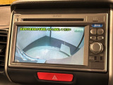 リバースギアに入れるだけで後方の表示へ切り替わります。夜間や雨の日の駐車も楽になりますよ。