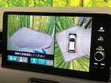 【マルチビューカメラシステム】専用のカメラにより、上から見下ろしたような視点で360度クルマの周囲を確認することができます☆死角部分も確認しやすく、狭い場所での切り返しや駐車もスムーズに行えます。