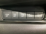 運転席脇のクラスタースイッチ部分にはカメラ切り替えスイッチ、パーキングセンサー、その他走行系スイッチを集中配置しております。