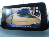 カラーで後方映像をモニターに映し出してくれるので、ショッピングモールのような狭い駐車場であったとしても障害物を見つけ、楽々駐車することができますね。